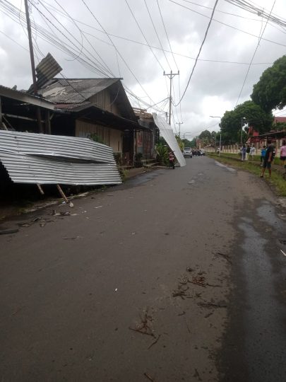 Angin Puting Beliung Hantam Kota Tomohon