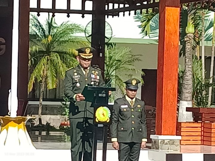 Kepala Staf Korem (Kasrem) 131/Santiago Kolonel Inf Yarnedi Mulyadi S.I.P., M.H memimpin upacara dalam rangka Hari Pahlawan Tahun 2023