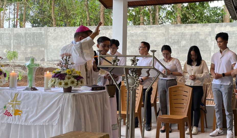 Uskup Rolly Untu MSC Doakan Rumah Baru Keluarga Lapian-Kewo, dan Pimpin Pemberkatan Gua Maria Bunda Allah