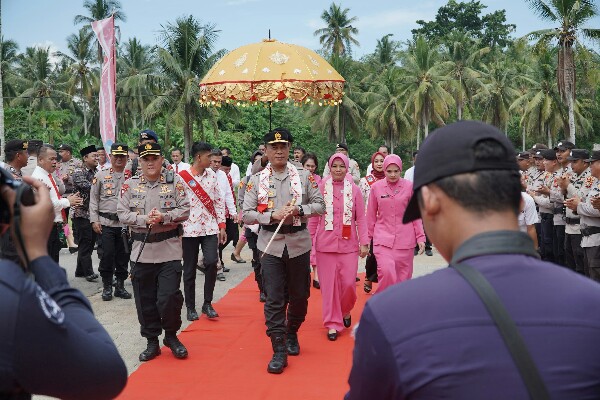 Kunker di Polres Bolsel Kapolda Sulut Irjen Pol Yudhiawan di Sambut Secara Adat Bolango