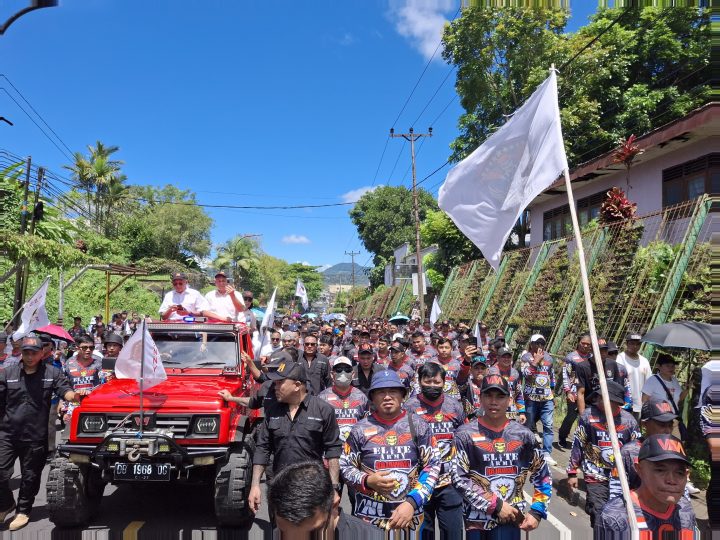 Belasan Ribu Pendukung Kawal WL-MM Daftar ke KPU Tomohon