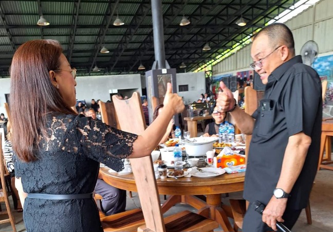 Momen WL dam MJLW Saling Angkat Jempol di Ibadah Komaus Jadi Pendidikan Politik yang Baik