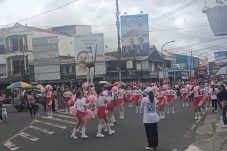 Lagu Sweet Caroline Bergema di Pawai Hardiknas Tomohon, Penonton: Dapa Inga pa Wenny Lumentut