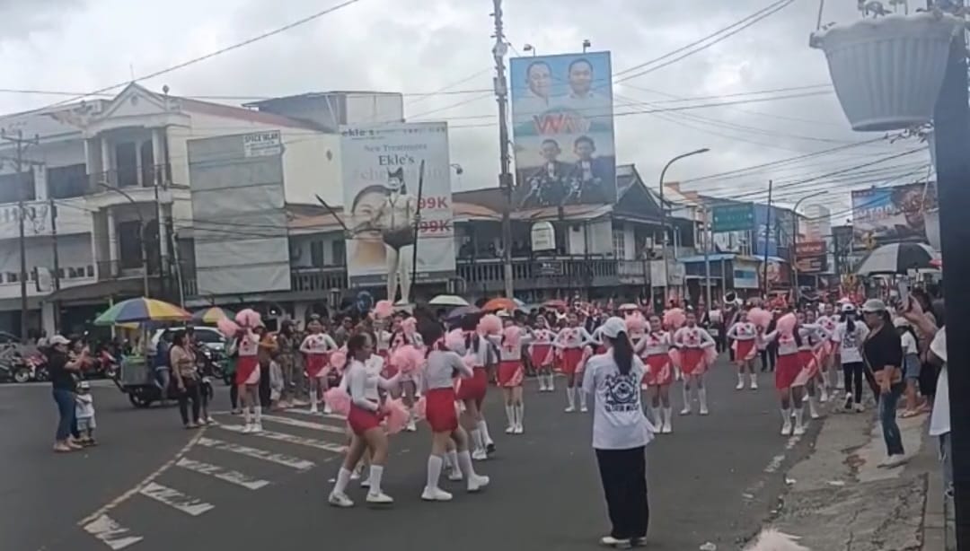 Lagu Sweet Caroline Bergema di Pawai Hardiknas Tomohon, Penonton: Dapa Inga pa Wenny Lumentut