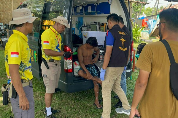 Tourist Police Polres Pesisir Barat Beri Pertolongan Kepada Atlit Surfing