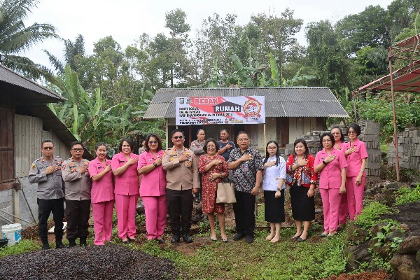 Sambut Hari Bhayangakara ke-78, Polres Tomohon Laksanakan Bedah Rumah di Tondangow Selatan