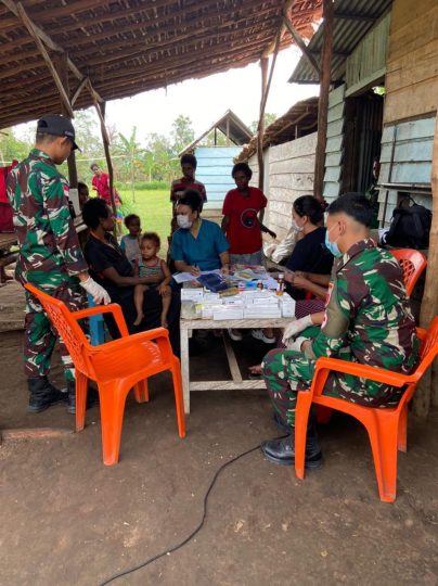 Satgas Pamtas Yonif 726/Tml bersama tenaga kesehatan dari Kampung Yakyu, Distrik Sota, menjalankan kegiatan Posyandu yang bertujuan memberikan pelayanan kesehatan kepada Balita, ibu hamil, dan Lansia