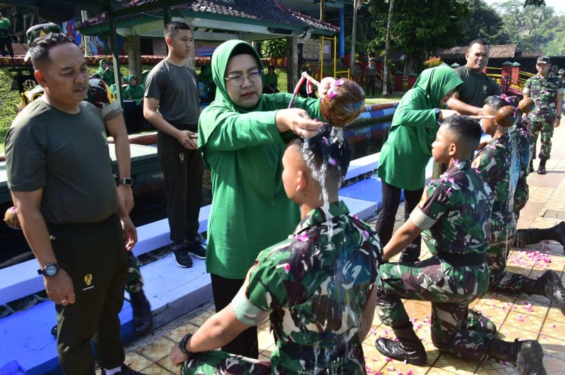 Pada sebuah acara yang berlangsung di Kolam Renang Soekotjo, Magelang, Wakil Gubernur Akademi Militer (Akmil), Brigjen TNI Sapto Widhi Nugroho, memimpin Pesta Air dalam rangka Tradisi Korps Taruna Akmil tingkat IV/Sermatutar TP 2023/2024.