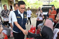 Penyerahan bantuan yang terdiri dari Bantuan PKH, Sembako, ATENSI Pemenuhan Hidup Layak, ATENSI Kewirausahaan dan Bantuan Alat Bantu bagi Disabilitas dan Lansia, Senin 8 juli 2024 (foto dpr.go.id)