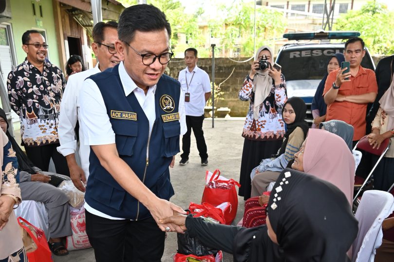 Penyerahan bantuan yang terdiri dari Bantuan PKH, Sembako, ATENSI Pemenuhan Hidup Layak, ATENSI Kewirausahaan dan Bantuan Alat Bantu bagi Disabilitas dan Lansia, Senin 8 juli 2024 (foto dpr.go.id)