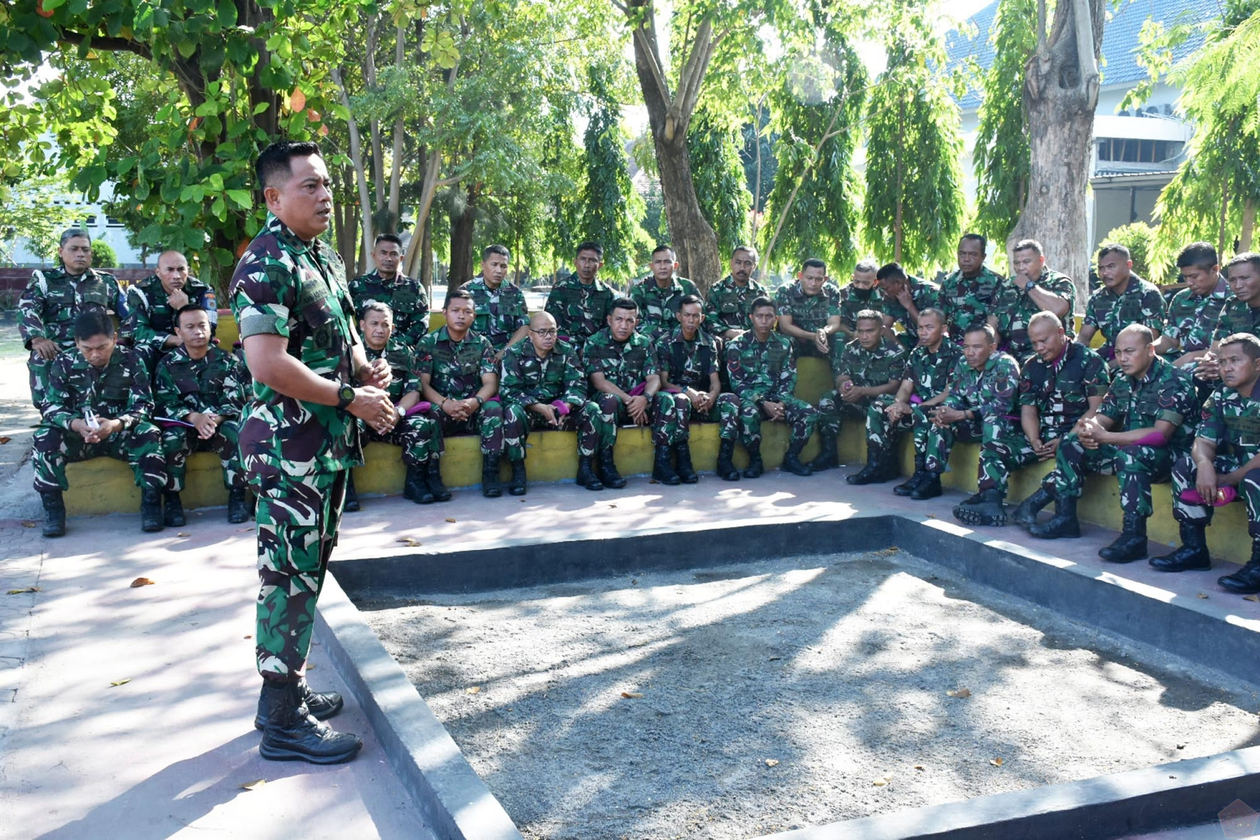 Kegiatan pengarahan Komandan tersebut dalam rangka menyampaikan penyamaan visi dan misi Yonif 5 Marinir kepada Bintara (19/7/2024)