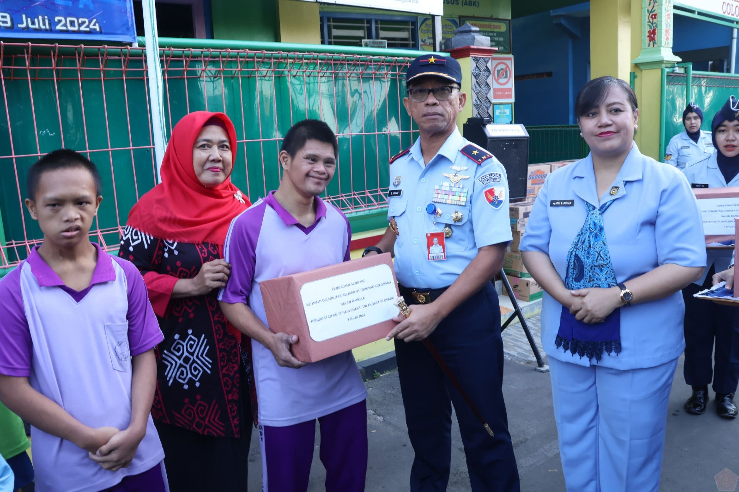 Komandan Lanud Adi Soemarmo memberi Bantuan Sosial kepada Ketua Panti Disabilitas Anugerah (19/7/2024)