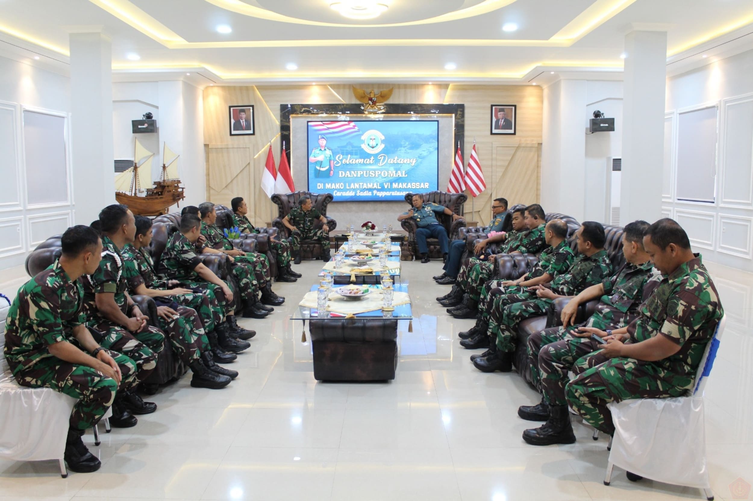 Danlantamal VI Makassar, Brigadir Jenderal TNI (Mar) Andi Rahmat M Menerima Kunker Danpuspomal, Laksamana Muda TNI Samista, S.H. Bertempat di ruang Macan Kumbang Mako Lantamal VI, Jumat (19/07/2024)