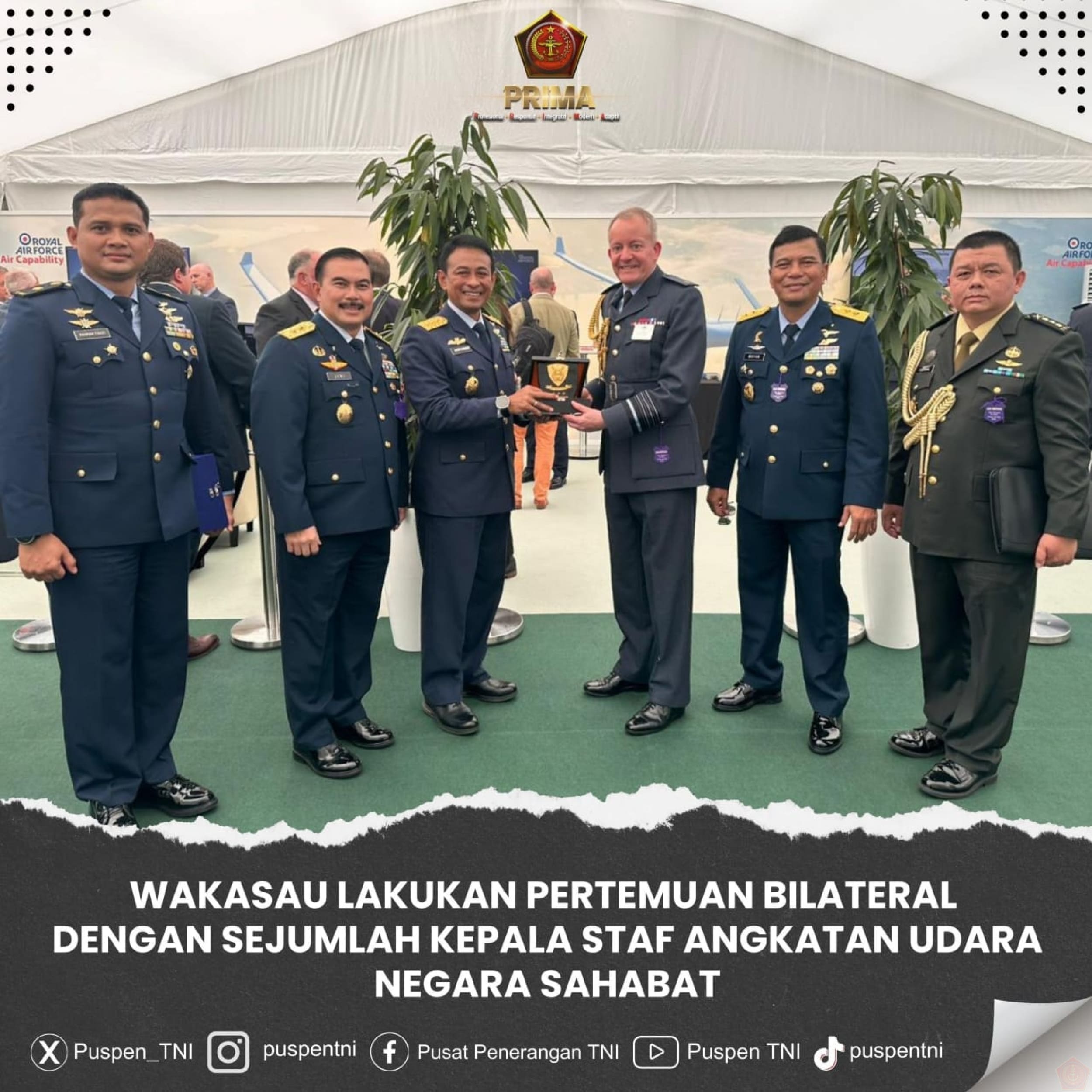 Kepala Staf Angkatan Udara negara sahabat dan Industri Pertahanan Inggris saat meninjau Royal International Air Tattoo (RIAT) 2024 di RAF Fairford, Gloucestershire (19/7/24)