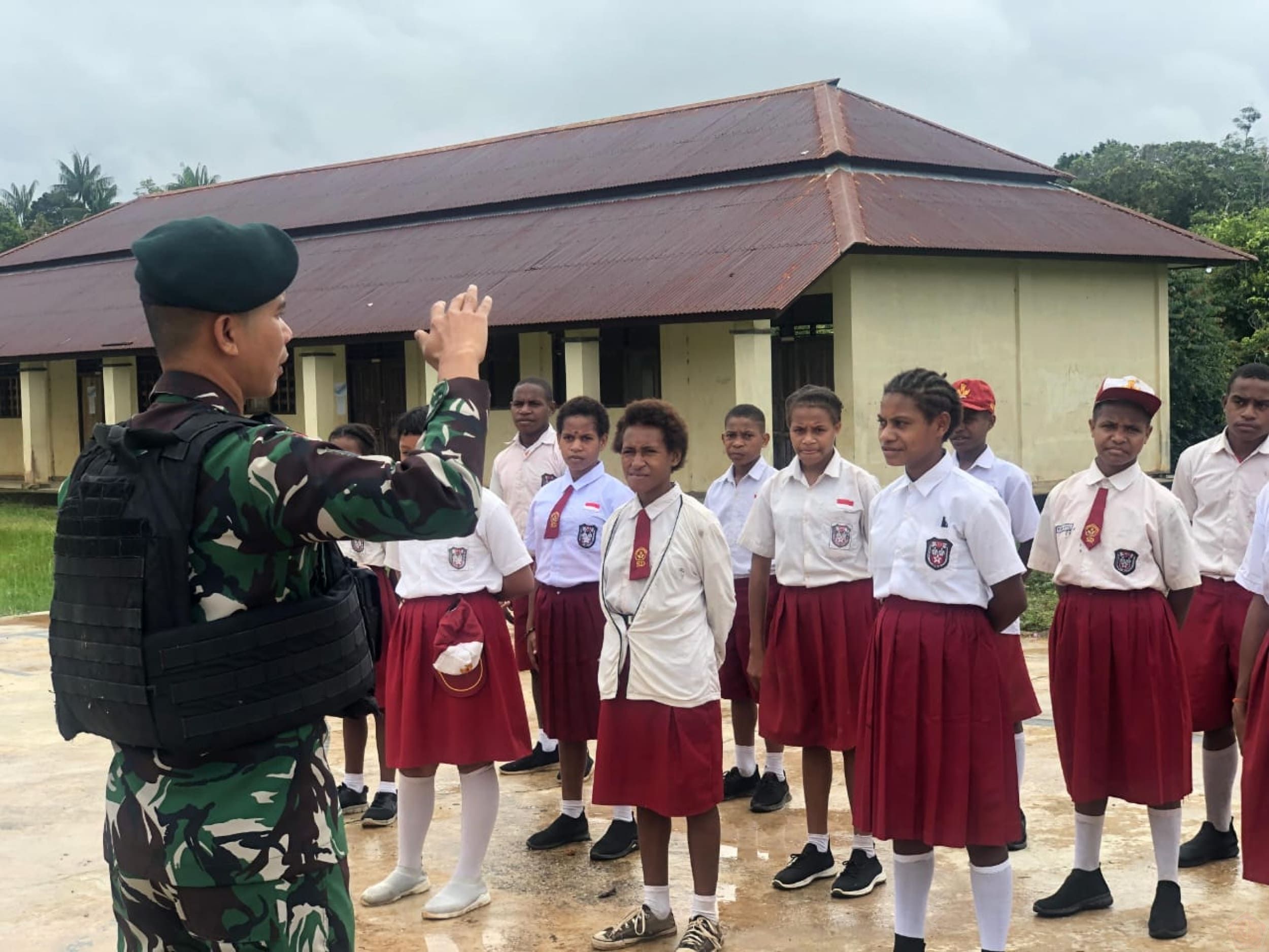 Anggota TNI berikan Materi Wawasan Kebangsaan dan Peraturan Baris Berbaris ( PBB ), bertempat di SDN Negeri 02 Mindiptana, KM 75 Kab. Boven Digoel Perbatasan Papua Selatan (20/7/2024)