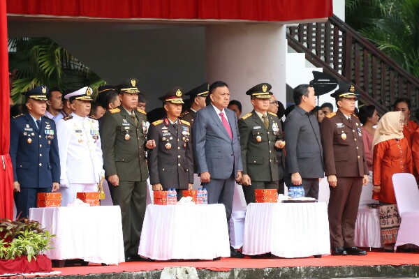 Gubernur Sulut Olly Dondokambey tampak mengikuti upacara peringatan Hari Bhayangkara ke-78 di Halaman Kantor Gubernur Sulut, Senin 1 Juli 2024 (foto istimewa).