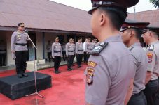 Kapolres Kotamobagu AKBP Dasveri Abdi memimpin upacara kenaikan pangkat di lingkungan Polres Kotamobagu.