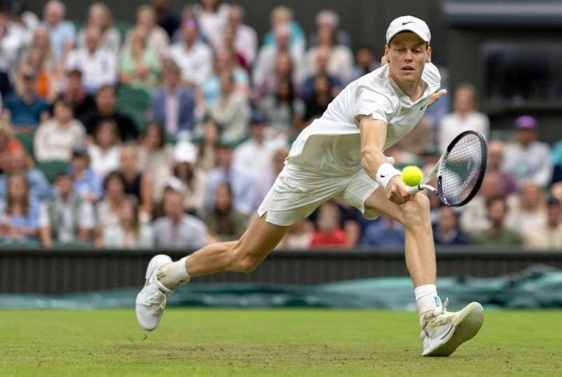 Jannik Sinner saat berhasil mengalahkan Matteo Berrettini dengan skor 7-6(3), 7-6(4), 2-6, 7-6(4) untuk maju ke babak 16 besar di Centre Court Wimbledon, Kamis (4/7/24).