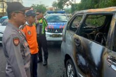 Personel Polsek Tikala mengamankan TKP kecelakaan lalu lintas yang melibatkan tiga kendaraan di Jalan Raya Tikala pada hari Rabu, (3/7/2024).