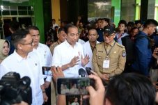 Presiden Jokowi menyampaikan keterangannya kepada awak media usai mengunjungi Rumah Sakit Umum Daerah (RSUD) Kabupaten Sinjai, Provinsi Sulawesi Selatan, pada Kamis, 4 Juli 2024 (Foto: BPMI Setpres/Muchlis Jr).