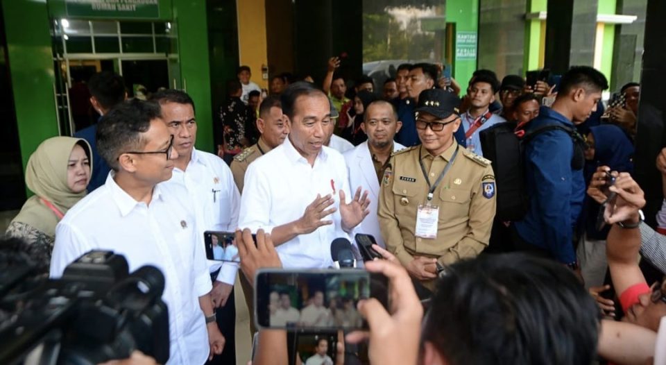 Presiden Jokowi menyampaikan keterangannya kepada awak media usai mengunjungi Rumah Sakit Umum Daerah (RSUD) Kabupaten Sinjai, Provinsi Sulawesi Selatan, pada Kamis, 4 Juli 2024 (Foto: BPMI Setpres/Muchlis Jr).