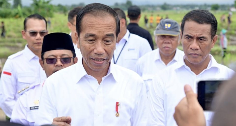 Presiden Joko Widodo menyampaikan keterangan pers usai meninjau program pompanisasi di Desa Layoa, Kabupaten Bantaeng, pada Jumat, 5 Juli 2024 (Foto: BPMI Setpres/Muchlis Jr).