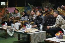 Kapolda Sulut Irjen Pol Yudhiawan nonton bareng via Zoom pagelaran wayang kulit bersama jajaran Forkopimda di Kotabangon Kotamobagu,