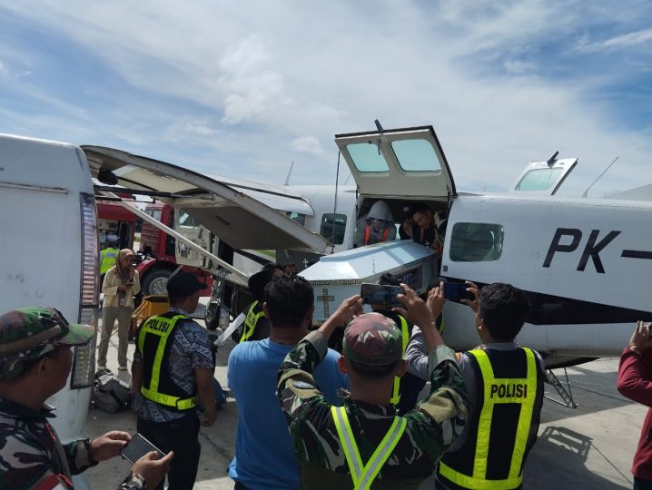 Evakuasi Jenazah dua warga korban saling serang di Kenyam, Kabupaten Nduga, Rabu 6 Juli 2024 (Foto TBN).