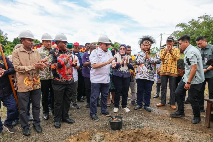 Ketua DPD RI AA LaNyalla Mahmud menghadiri acara peletakan batu pertama di SMK Papua Bangkit dan pendirian Sekolah Sepak Bola Kaki Belanda, di Sorong Papua Barat Daya, Sabtu (6/7/2024).