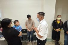 Penatua Michael Mait, mengunjungi dan mendoakan adik Shawn Esten Pangalila, anak dari Keluarga Novi Pangalila, yang terbaring sakit.