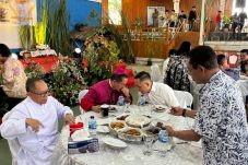 Penatua Michael Mait, S.Kom, dijamu makan siang bersama dengan yang Mulia Bapa Uskup Manado, Mgr. Benedictus Rolly Untu, MSC; Superior Daerah Sulawesi-Kaltim Tarekat MSC, Pastor Cornelius Kuli Keban, MSC; dan Vicaris Episcopalis Tomohon yang sekaligus Pastor Paroki Maria Ratu Damai