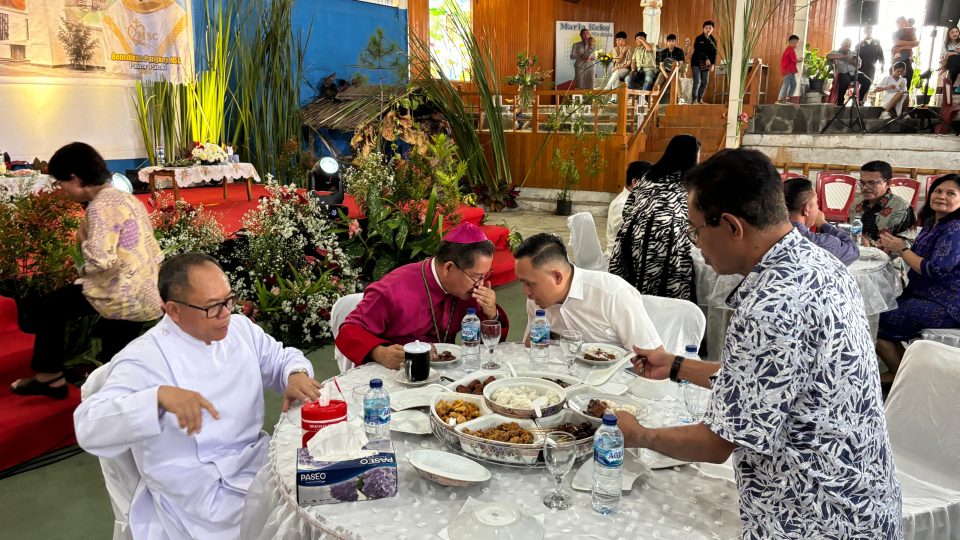 Penatua Michael Mait, S.Kom, dijamu makan siang bersama dengan yang Mulia Bapa Uskup Manado, Mgr. Benedictus Rolly Untu, MSC; Superior Daerah Sulawesi-Kaltim Tarekat MSC, Pastor Cornelius Kuli Keban, MSC; dan Vicaris Episcopalis Tomohon yang sekaligus Pastor Paroki Maria Ratu Damai