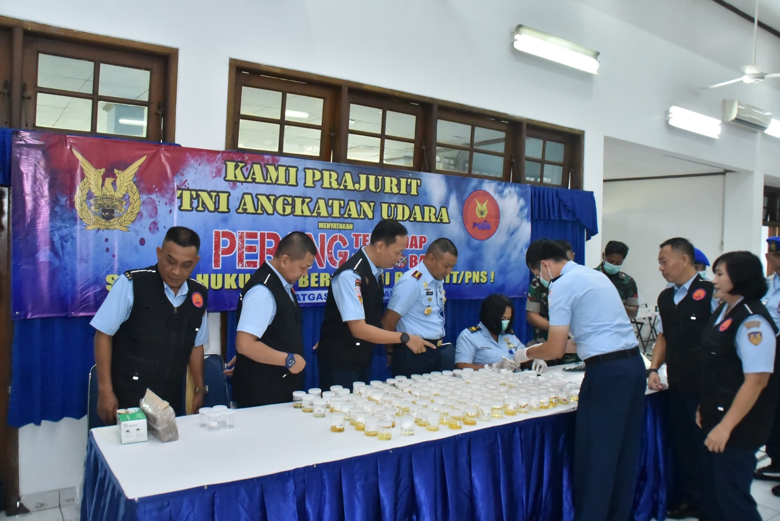 Kegiatan ini dihadiri oleh Komandan Lanud Husein Sastranegara, Kolonel Pnb Alfian, S.E., M.Han., serta seluruh anggota Lanud (18/7/2024)