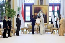 Presiden Joko Widodo menerima penghargaan sipil tertinggi dari Presiden PEA, Mohamed bin Zayed Al Nahyan di Qasr Al Watan, Abu Dhabi, Persatuan Emirat Arab (PEA) pada Rabu, 17 Juli 2024. Foto: BPMI Setpres/Muchlis Jr.