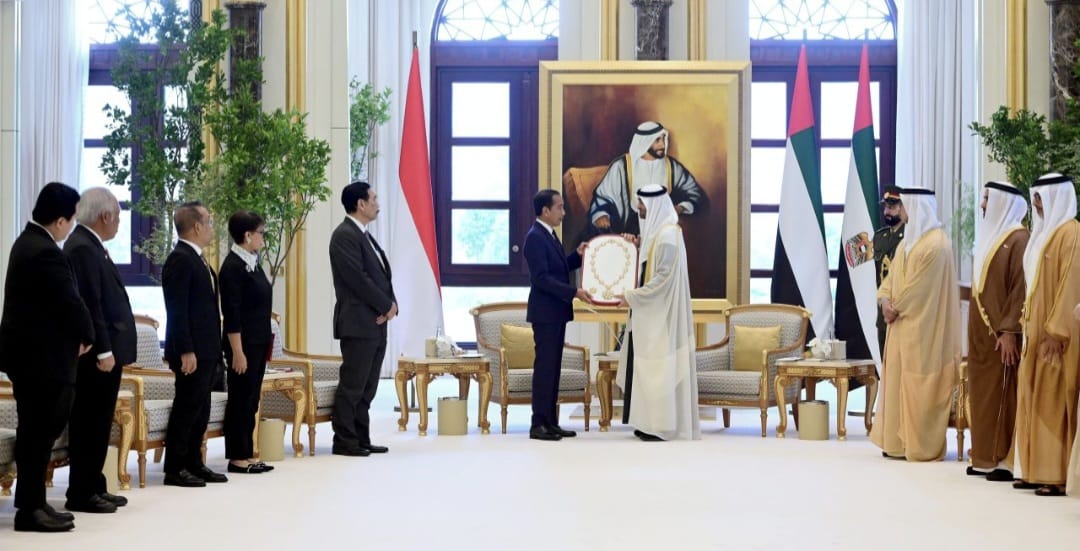 Presiden Joko Widodo menerima penghargaan sipil tertinggi dari Presiden PEA, Mohamed bin Zayed Al Nahyan di Qasr Al Watan, Abu Dhabi, Persatuan Emirat Arab (PEA) pada Rabu, 17 Juli 2024. Foto: BPMI Setpres/Muchlis Jr.