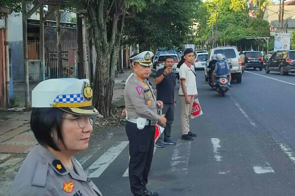 Anggota Polri yang ada di Polda Sulut melaksanakan tugas menjadi rawan macet dan padat lalu lintas, di sekitar Kota Manado, Kamis (18/7/2024)