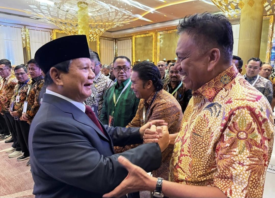 Kedua tokoh politik kawakan asal Sulawesi Utara ini tampak akrab saat berjabat tangan dan berbincang dengan senyum sumringah, (19/7/2024)