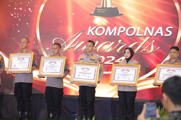 Dalam malam penganugerahan Polsek Mapanget Polresta Manado sukses meraih Penghargaan Kompolnas Awards 2024 yang digelar oleh Komisi Kepolisian Nasional (Kompolnas) RI (17/7/2024)