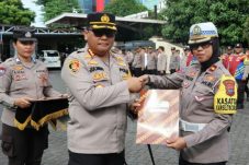 Penyerahan penghargaan diberikan di halaman Mapolresta Manado, Senin (22/7/2024)