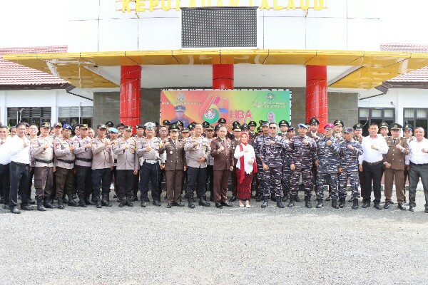 Kapolres Kepulauan Talaud AKBP Arie Sulistyo Nugroho memberikan surprise ulang tahun dalam rangka memperingati Hari Bhakti Adhyaksa ke-64, (22/7/2024)