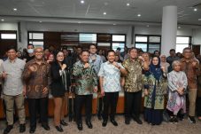 Foto Bersama : Kepala BK Setjen DPR RI Inosentius Samsul, Natasya Sirait (Ketua Program Studi Doktor Ilmu Hukum Fakultas Hukum USU), Elisa Julianti (Wakil Dekan 3 Fakultas Pertanian USU), Timbas Prasad Ginting (Ketua Gabungan Pengusaha Kelapa Sawit (GAPKI) Sumatera Utara), di Gedung Rektorat Universitas Sumatera Utara, Medan, Sumatera Utara, (23/7/2024)