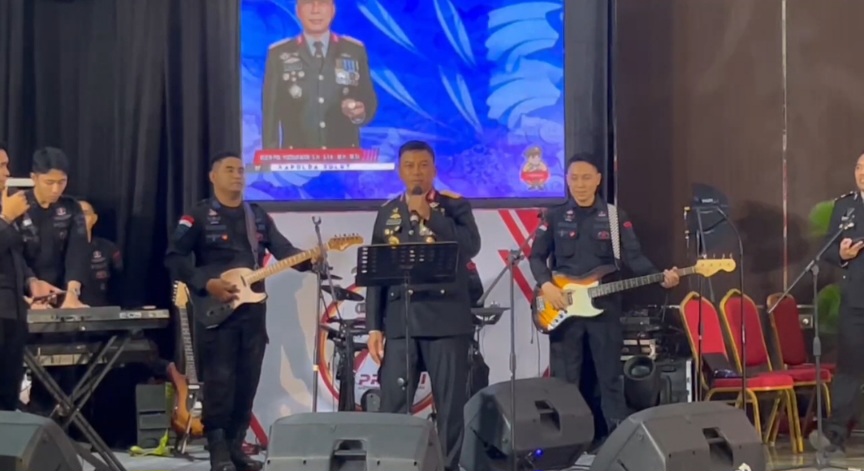 Kapolda Sulut Irjen Pol Yudhiawan Memukau dengan Lagu Jin Sheng Yuan di acara Bhayangkara ke-78