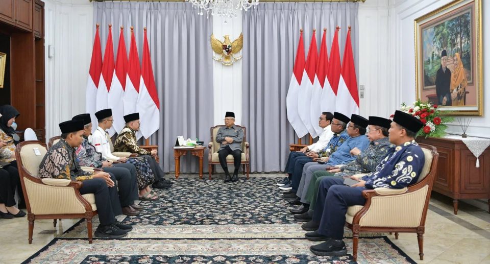 Wapres menekankan pentingnya pengembangan pendidikan di Indonesia Timur, seperti NTT, Papua, dan Maluku dan pertemuan ini juga dihadiri oleh Ketua Pimpinan Pusat Ikatan Pelajar Nahdlatul Wathan (IPNW), selasa 2 juli 2024 (foto kominfo.go.id)