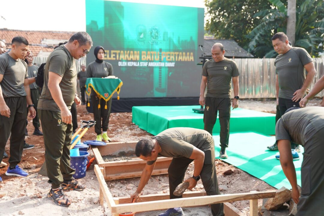 Kepala Staf Angkatan Darat (Kasad) Jenderal TNI Maruli Simanjuntak, M.Sc. kala melakukan Ground Breaking pembangunan Mess Bintara dan Tamtama Kostrad, Jumat (19/7/2024)