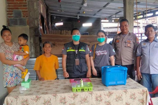 Polsek Wenang mengamankan jalannya pelaksanaan Pekan Imunisasi Nasional (PIN), di Kelurahan Bumi Beringin, Kecamatan Wenang, Kota Manado, (25/7/2024)