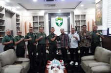 Kunjungan Ketua Komite I DPD RI H. Fachrul Razi, M.I.P. disambut Kepala Staf Komando Daerah Militer Iskandar Muda (Kasdam IM), Brigjen TNI Ayi Supriatna, S.I.P., M.M., di ruang tamu Kasdam IM, Banda Aceh, (25/07/25)