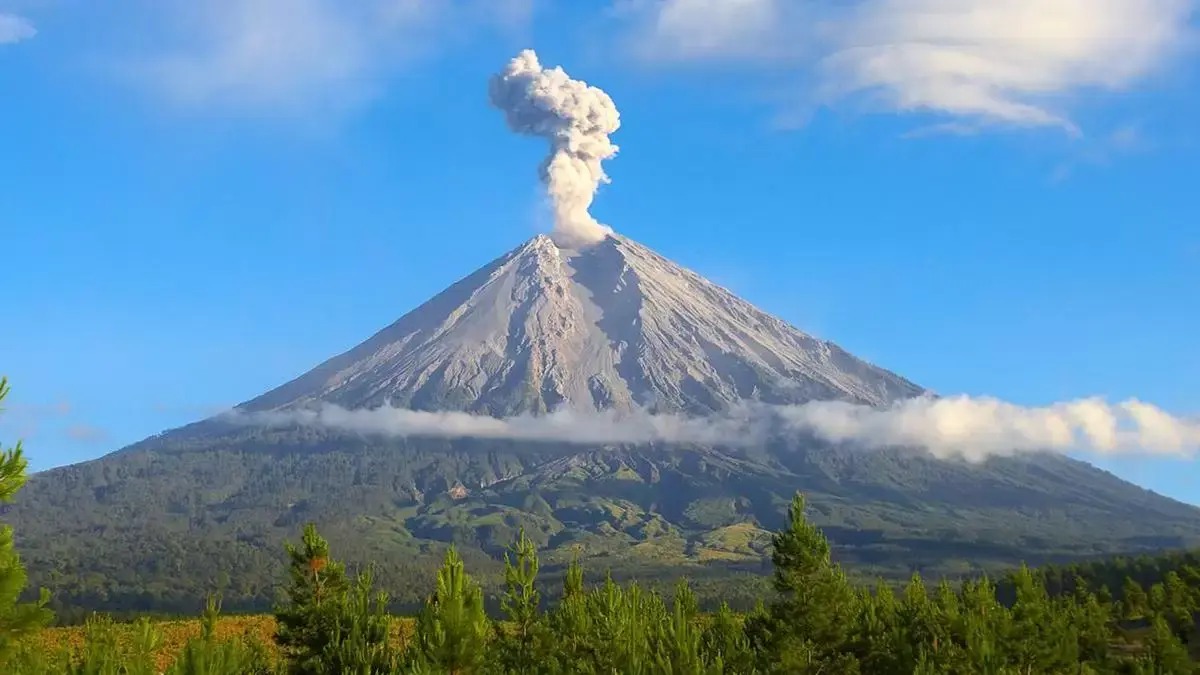 Gunung Semeru, kembali meletus pada Minggu pagi, sekitar pukul 08.30 WIB, Minggu (21/7/24)