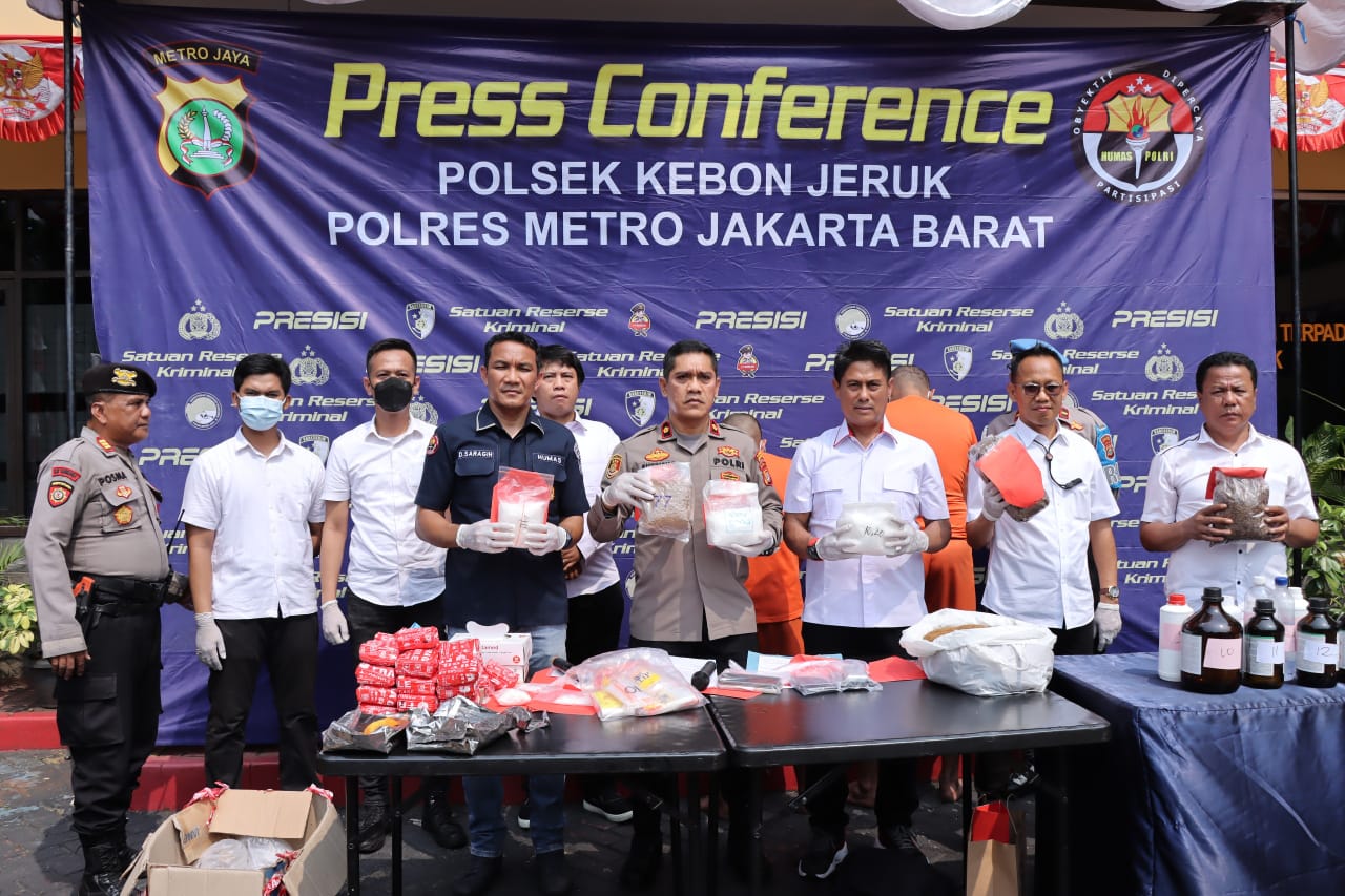 Barang bukti dipajang dalam Konferensi Pers di Mapolsek Kebon Jeruk, Jakarta Barat, pada Rabu (24/7/2024)