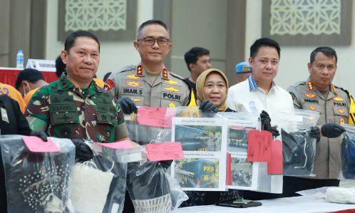 Kapolda Jatim Irjen Pol. Imam Sugianto dalam Press Conference yang digelar di Gedung Mahameru Mapolda Jatim (25/7/24)