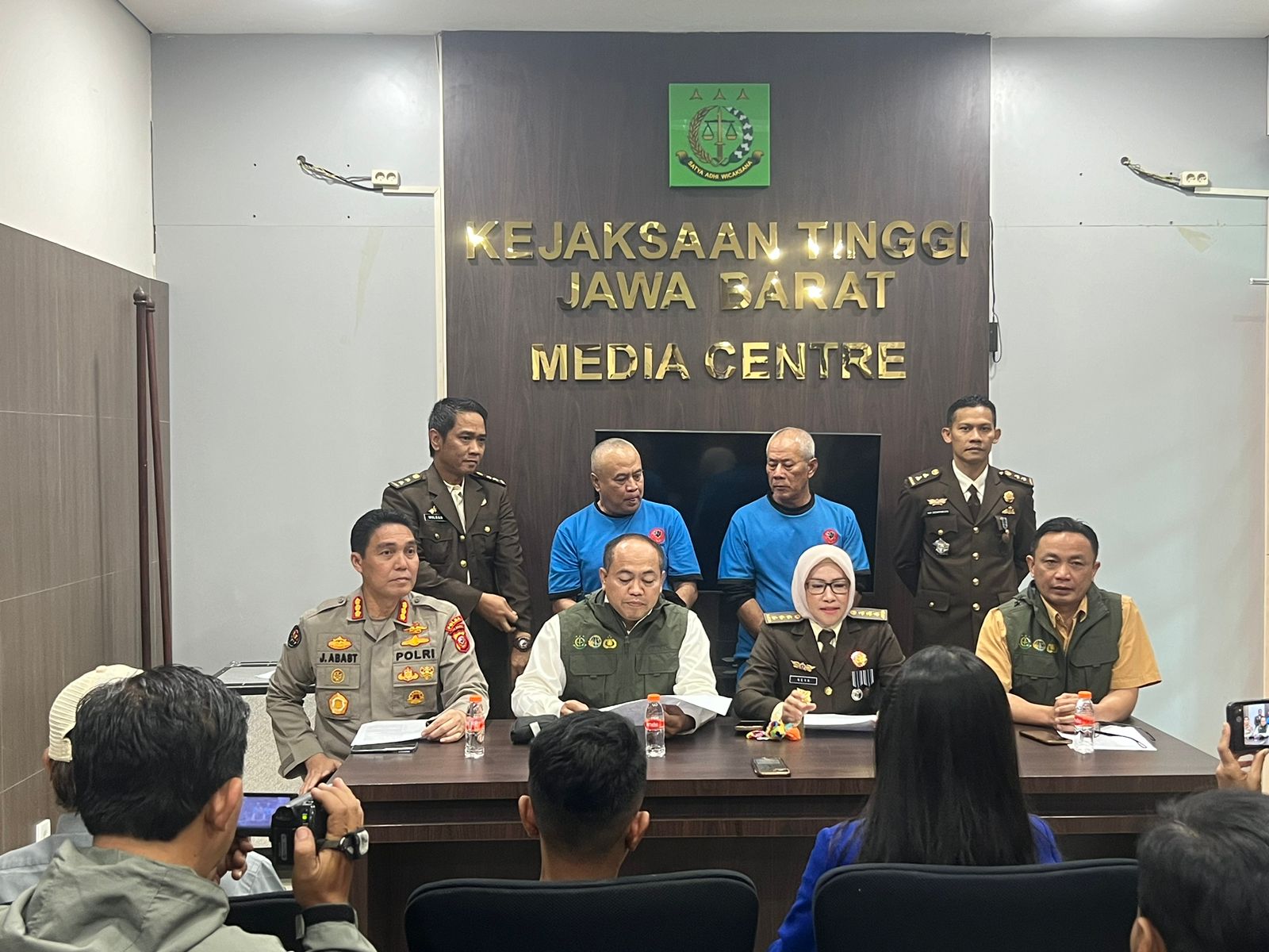 Dir Reskrimum dan penyidik Dit Reskrimum Polda Jabar melakukan penyerahan tersangka HHM dan DRM kasus DAGO ELOS ke Kejaksaan Tinggi Jabar, (22/7/24)